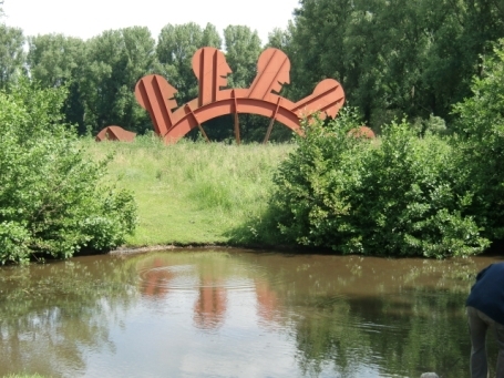 Grevenbroich : Mäanderinsel, Stahlskulptur "Ettlrad" ( Schaufelrad ) von Georg Ettl, auf dem Gelände der Landesgartenschau in Grevenbroich von 1995